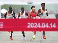 Eklat beim Halbmarathon in Peking: Ein Sieger, der ins Ziel getragen werden muss