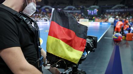 Handball: WM, Niederlande - Deutschland, Hauptrunde, eine Fernsehkamera ist mit einer Deutschlandfahne geschmückt.