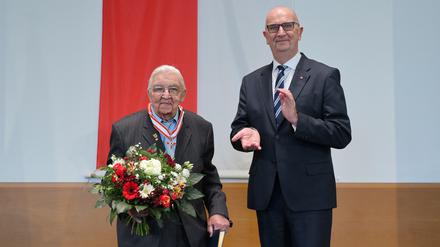 Die Potsdamer Wasserball-Legende Harry Volbert (links) mit Brandenburgs Ministerpräsidenten Dietmar Woidke bei der Auszeichnung mit dem Landesverdienstorden.