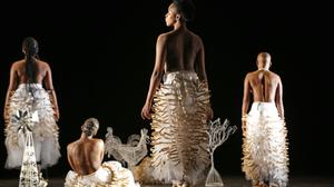 Szene aus „Hatched Ensemble“ von Mamela Nyamza.