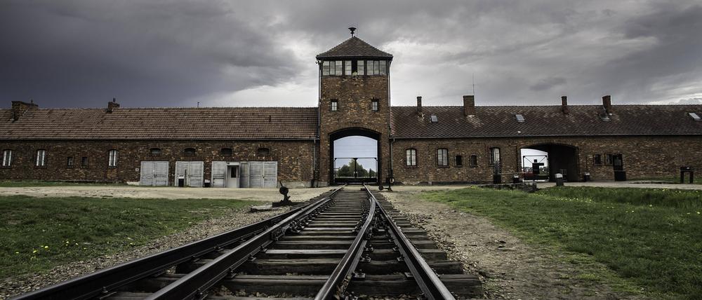 Hauptwache und Zufahrtsschienen, Vernichtungslager Auschwitz II-Birkenau.