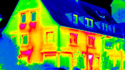 Die thermografische Aufnahme zeigt ein Altbau-Mehrfamilienhaus von außen.