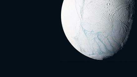 Eismond mit flüssiger Füllung: Unter dem dicken Panzer von Enceladus  liegt ein riesiger Ozean, der durch Gezeitenkräfte aufgeheizt wird.