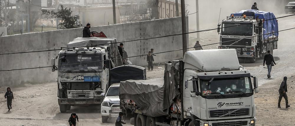 Lastwagen mit Hilfsgütern fahren über den Grenzübergang Kerem Schalom in den Gazastreifen ein. 