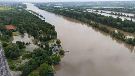 Nach extremen Regenfällen in Süddeutschland kommt es vielerorts zu Überschwemmungen, wie hier am Rhein in der Nähe von Hattenheim.