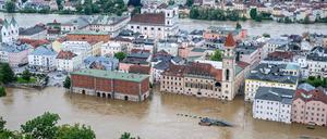 Passau: Teile der Altstadt sind vom Hochwasser der Donau überflutet. In Bayern herrscht nach heftigen Regenfällen vielerorts weiter Land unter.