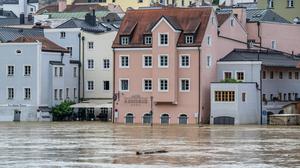 Die Donau überschwemmt Teile der Altstadt von Passau.