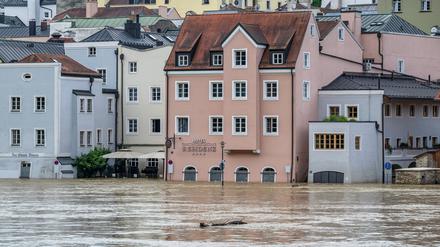 Die Donau überschwemmt Teile der Altstadt von Passau.