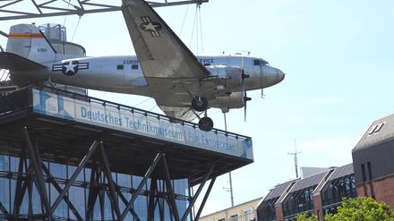 Der Rosinenbomber vom Typ Douglas C-47 B „Skytrain“ ist das Wahrzeichen des Deutschen Technikmuseums.
