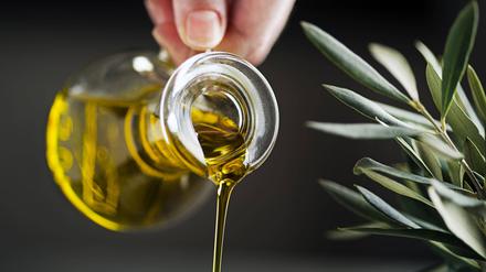 Olive oil pouring Copyright: xzidix Panthermedia28248242