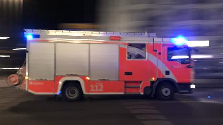 Ein Löschwagen der Berliner Feuerwehr fährt zu einem Einsatz. (Symbolfoto)
