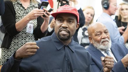 Kanye West trägt eine Kappe mit Trumps Wahl-Slogan „Make Amerca great again“.