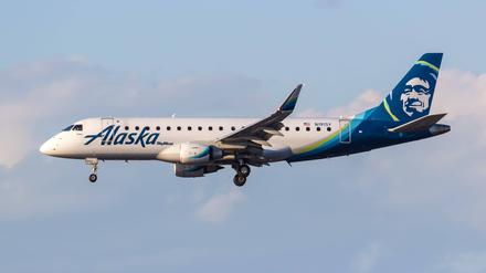 Ein Embraer 175 Flugzeug der Alaska SkyWest Airlines. 