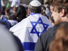 „Ich würde nicht nochmal damit herumlaufen“ : Jugendliche greifen Berliner wegen Israels Farben an – Handgelenk gebrochen