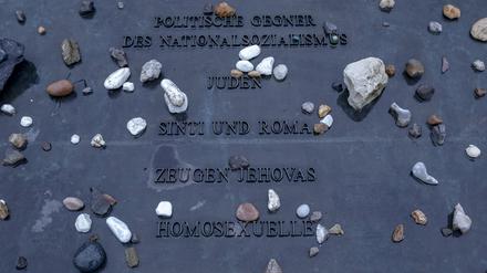 Auf einer Gedenktafel auf dem Gelände der Gedenkstätte des ehemaligen Konzentrationslagers Bergen-Belsen wird auch an die Zeugen Jehovas als Opfer des Nationalsozialismus erinnert.