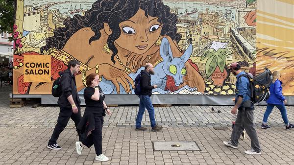 Eine Straßenszene beim Comic-Salon Erlangen mit einem Motiva aus Joann Sfars „Die Katze des Rabbiners“.