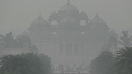 Der Akshardham Tempel in der aktuellen Smog-belasteten Luft.