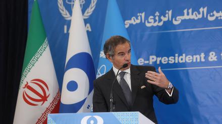 Der Generaldirektor der Internationalen Atomenergiebehörde (IAEA), Rafael Grossi, spricht während einer Pressekonferenz mit dem Leiter der iranischen Atomenergie-Organisation, Mohammad Eslami, in Teheran.