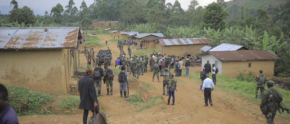 Die Verteidigungskräfte der Demokratischen Republik Kongo versammeln sich in einem Dorf, das von der ADF (Allied Democratic Forces) angegriffen wurde. 
