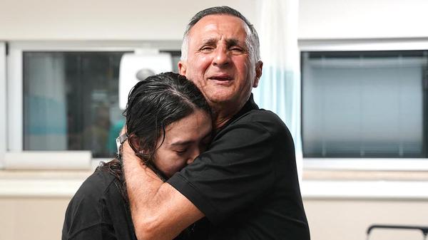 Die 26-jährige Noa Argamani nach ihrer Befreiung mit ihrem Vater.