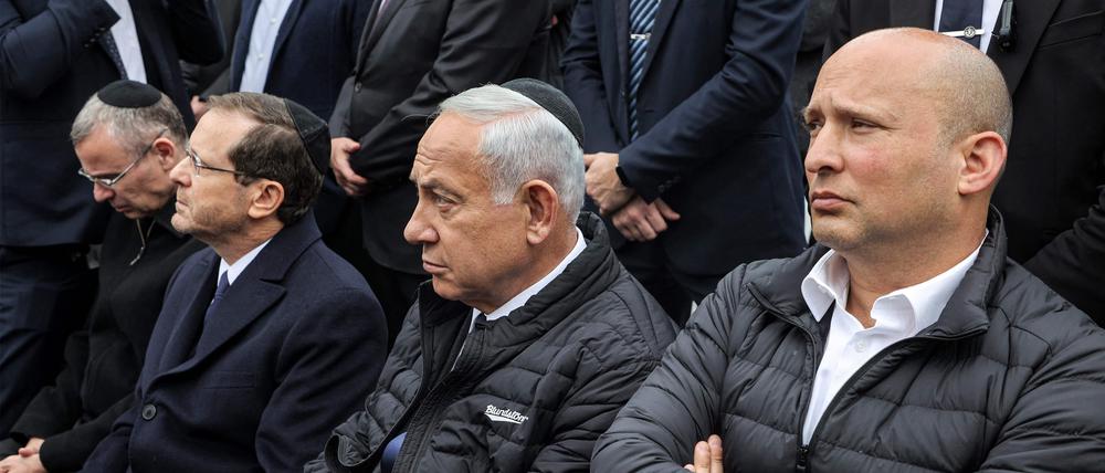 Israels Justizminister Yariv Levin (v.l.n.r.), Präsident Isaac Herzog, der designierte Premierminister Benjamin Netanyahu und ehemalige Premierminister Naftali Bennett.