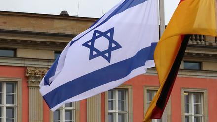 Israelische Fahne im Innenhof des Brandenburgischen Landtages in Potsdam.