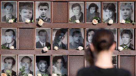 Blumen liegen an einer Stele für die Opfer des kommunistischen Grenzregimes der ehemaligen DDR auf dem Gelände der Gedenkstätte Berliner Mauer an der Bernauer Straße. Am 13. August 1961 begann der Bau der Berliner Mauer.