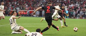 Josip Stanisic schießt das 2:2 und damit Bayer Leverkusen ins Finale.