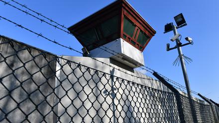 Sicherheitsleuchten und Überwachungskameras sind vor einem Gebäude auf dem Gelände der Justizvollzugsanstalt Tegel zu sehen. Der Komplex mit mehreren Gebäuden gehört zu einem der größten Gefängnisse Deutschlands.