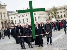 Auch Bischöfe liefen mit: Zahlreiche Gläubige bei Berliner Karfreitagsprozession