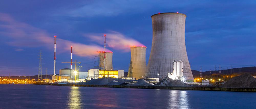 Kernkraftwerk Tihange in Huy, Wallonien, Belgien, an der Maas.