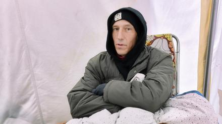 Der Klimaaktivist Wolfgang Metzeler-Kick am Freitag in einem Zelt im Hungerstreik-Camp im Invalidenpark.