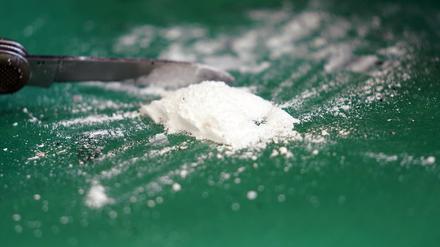 ARCHIV - 24.02.2022, Hamburg: Ein Pressesprecher des Zolls präsentiert einen kleinen Teil eines sichergestellten Kokainfundes. (zu dpa: «Ermittler finden 525 Kilo Kokain: Sechs Verdächtige in U-Haft») Foto: Marcus Brandt/dpa +++ dpa-Bildfunk +++