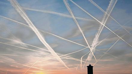 Nicht nur CO₂ des Flugverkehrs schadet dem Klima, auch Kondensstreifen tragen zur Erderwärmung bei.