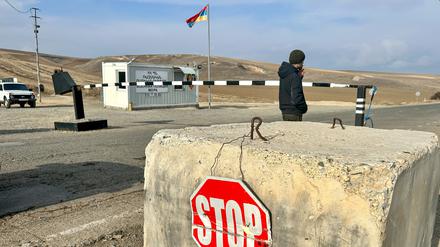 Der Latschin-Korridor, die einzige Straße, die Armenien mit Berg-Karabach verbindet, ist abgeschnitten, sodass Berg-Karabach völlig vom Land abgeschnitten und ohne Versorgung ist. 