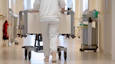 ARCHIV - 20.01.2020, Baden-Württemberg, ---: Eine Krankenpflegerin schiebt ein Krankenbett durch einen Flur. (zu dpa: «Umfrage: Über die Hälfte der Krankenhäuser macht Verlust») Foto: Marijan Murat/dpa +++ dpa-Bildfunk +++