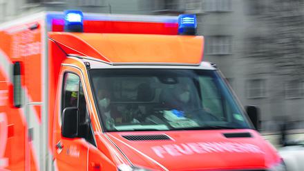 Ein Rettungswagen der Feuerwehr fährt auf einer Berliner Straße.