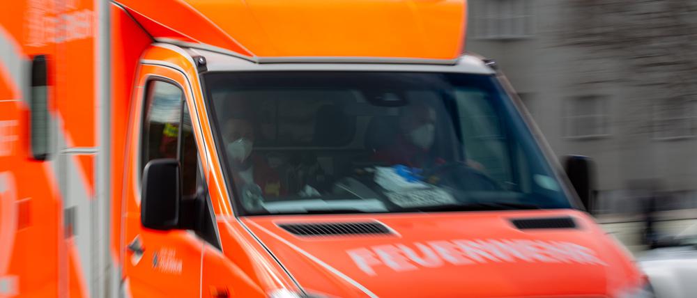 Ein Rettungswagen der Berliner Feuerwehr im Einsatz. (Symbolfoto)
