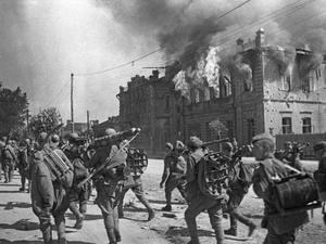Einheiten der Roten Armee stürmen die Stadt Bobruisk.