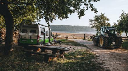 Mit der „Landvergnügen“-Vignette können Camper übernachten – beim Trüffelbauer in Sachsen, beim Winzer im Süden oder auf der Straußenfarm.