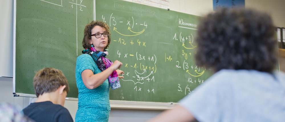 Lehrerin unterrichtet Mathematik in einer Klasse der Georg-Christoph-Lichtenberg-Gesamtschule IGS Goettingen. (Symbolbild)