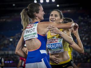 Gesa Krause (rechts) gratuliert Alice Finot (links) zur Goldmedaille.