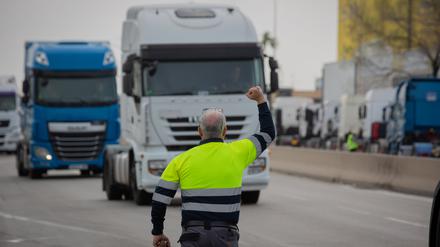 Seit Mitte März streiken spanische Lkw-Fahrer gegen die hohen Kraftstoffpreise.