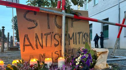 Mahnwache gegen Antisemitismus nach dem versuchten Brandanschlag in der Nacht zum Mittwoch auf die Synagoge in der Berliner Brunnenstraße.