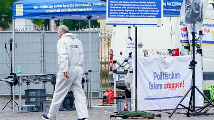 Ein Mitarbeiter der Spurensicherung geht an einem Stand auf dem Mannheimer Marktplatz vorbei. 