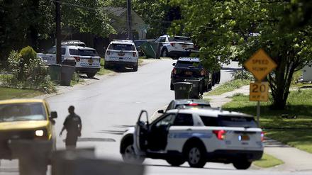 Mehrere Polizeibeamte wurden in Ost-Charlotte, North Carolina, angeschossen, so das Charlotte Mecklenburg Police Department. Beamte der U.S. Marshals Task Force führten eine Untersuchung in einem Vorort durch, als auf sie geschossen wurde.