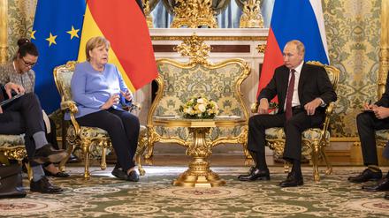 Bundeskanzlerin Angela Merkel und der russische Präsident Wladimir Putin zu Beginn ihres Treffens im Kreml 2021.