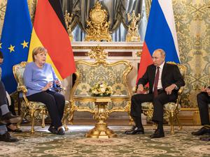 Bundeskanzlerin Angela Merkel und der russische Präsident Wladimir Putin zu Beginn ihres Treffens im Kreml 2021.