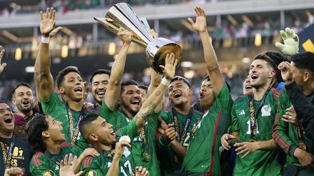 Mexikos Spieler jubeln mit dem Gold Cup.