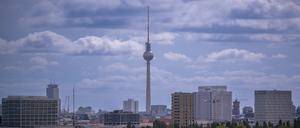 Der Fernsehturm ragt in den Himmel vor der Kulisse der Wohnhäuser im Berliner Innenstadtbezirk Moabit.